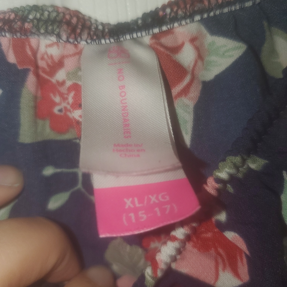 Cold shoulder flower blouse - Picture 2 of 2